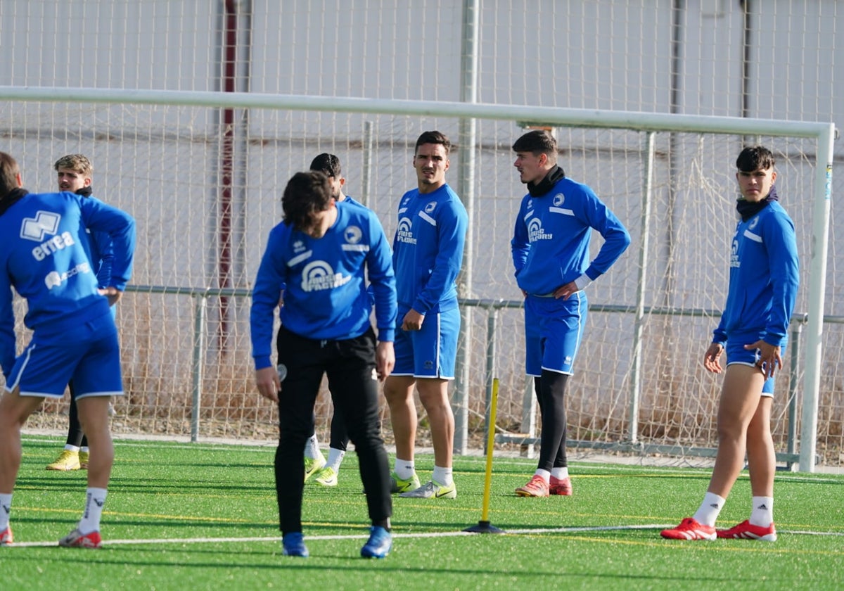 Imanol Baz (en el centro de la imagen) volverá a estar disponible tras cumplir su partido de sanción este pasado domingo.