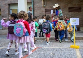 Un grupo de alumnos de Educación Infantil accede a su centro escolar.