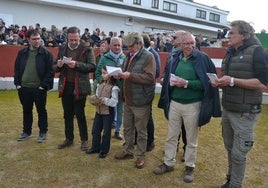 Miembros del jurado, en el sorteo del domingo en Ciudad Rodrigo.