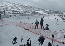 Imagen de esquiadores esta mañana en La Covatilla.