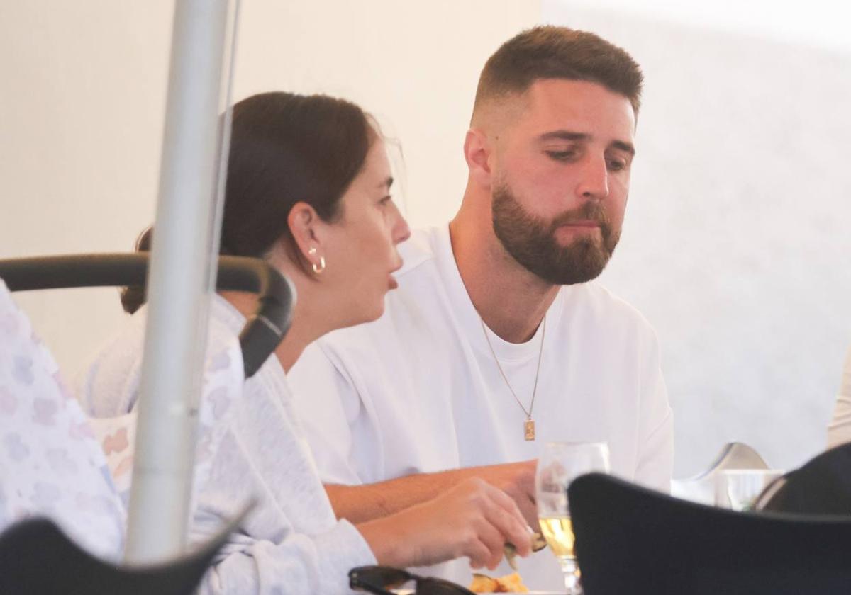 Anabel Pantoja y David Rodríguez, en la terraza de un restaurante junto a su hija.