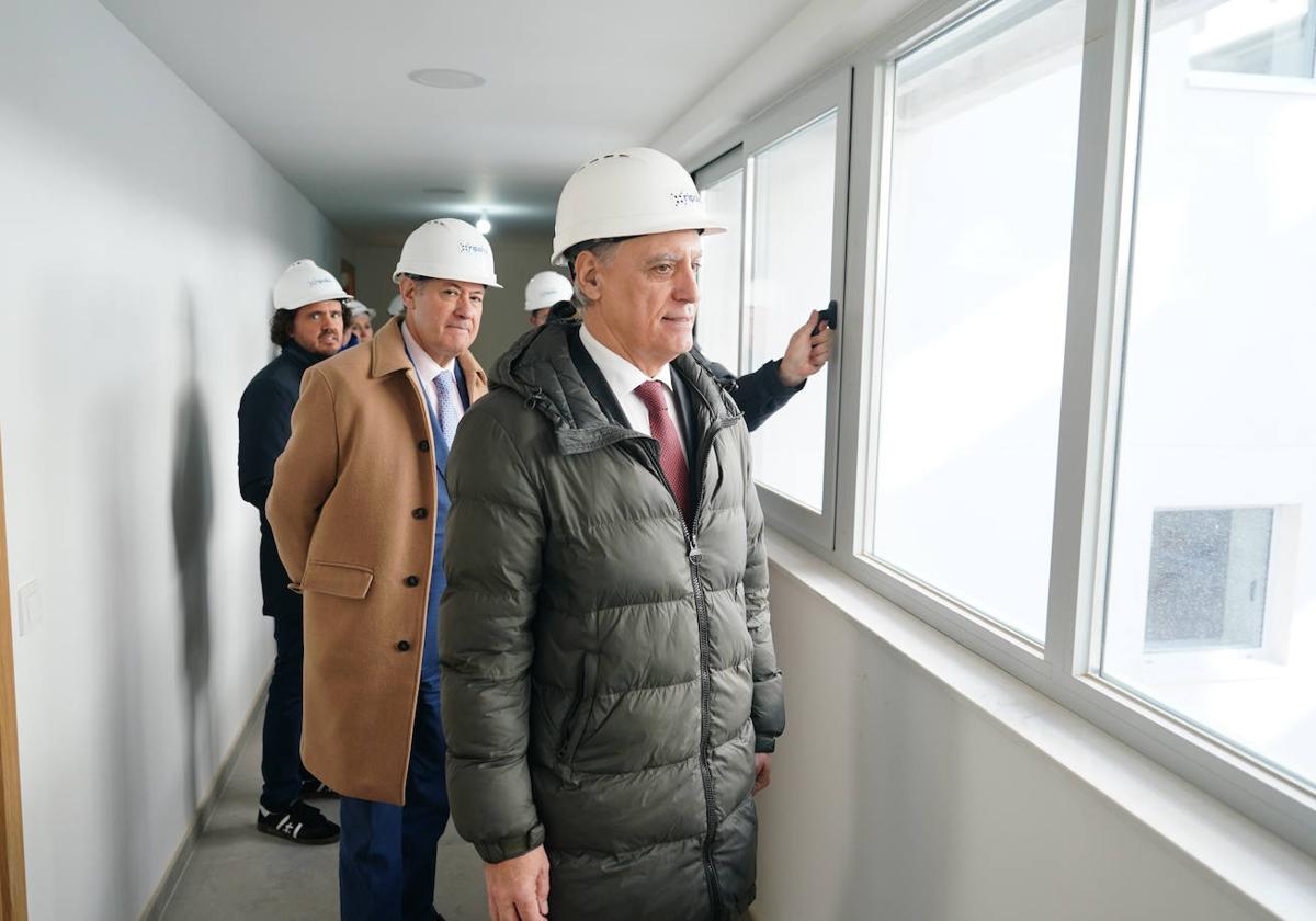 El alcalde, Carlos García Carbayo, y el concejal de Fomento, Fernando Carabias, este miércoles, en las obras del centro de convivencia de Capuchinos.