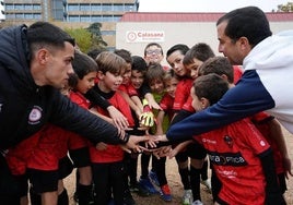 El Calasanz, de la Tercera benjamín Grupo 1, posa juntando sus manos