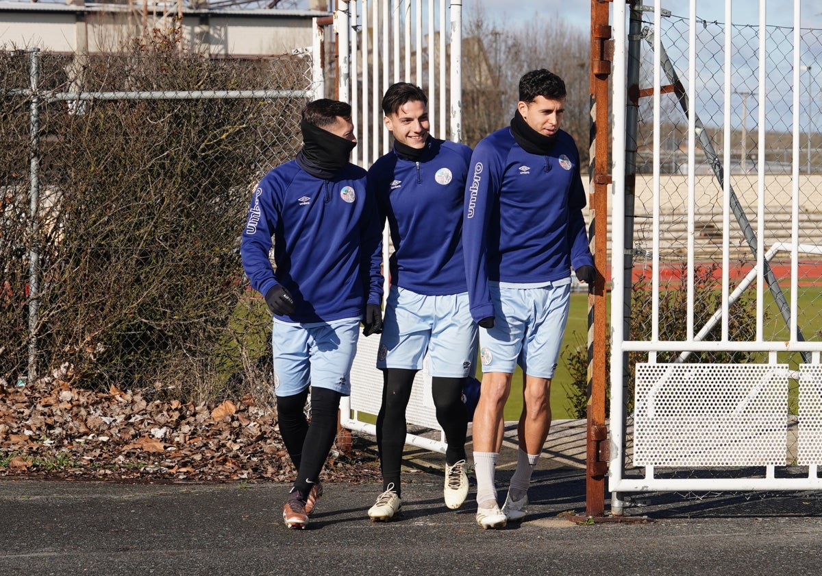 Óscar Lorenzo, llegando al entrenamiento de este miércoles junto a Parra y Berardozzi.