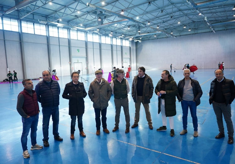 Domingo Siro, Nacho Matilla, Jesús Benito, José Luis Ramos, Julio Norte, Mario Herrero, José Ángel Méndez, Daniel María y Vicente Pérez, en el recinto ferial, donde hoy reciben clase los actuales alumnos de la Escuela de la Diputación de Salamanca.