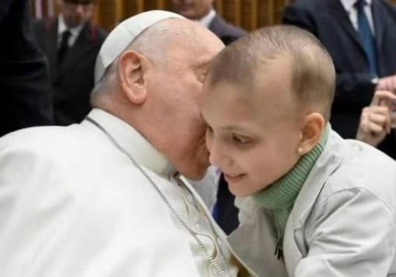 El Papa Francisco junto a María, la «princesa futbolera guerrera», en el Vaticano.