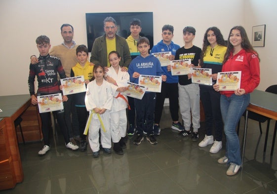 Algunos de los deportistas premiados junto al alcalde, Ángel Peralvo, y el edil de Deportes, Salvador Ruano.