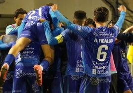 Los jugadores del Ourense celebran el gol ante el Celta Fortuna, en el último duelo liguero.