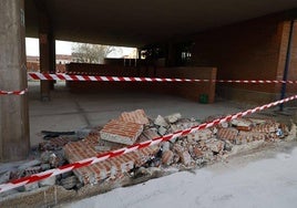 Así ha quedado el muro destrozado después de que el conductor de un coche se estampase contra él en Pizarrales