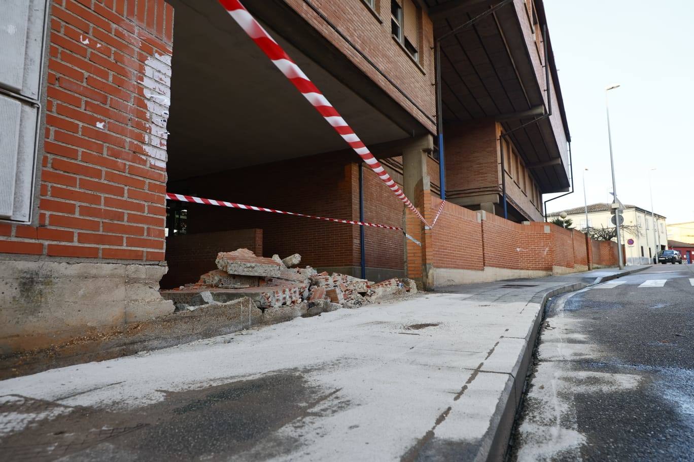 Así ha quedado el muro destrozado después de que el conductor de un coche se estampase contra él en Pizarrales