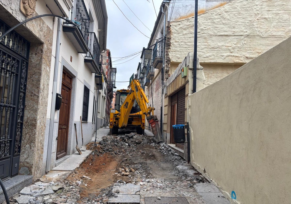 La maquinaria pesada trabajando en la calle Manterola de Alba.