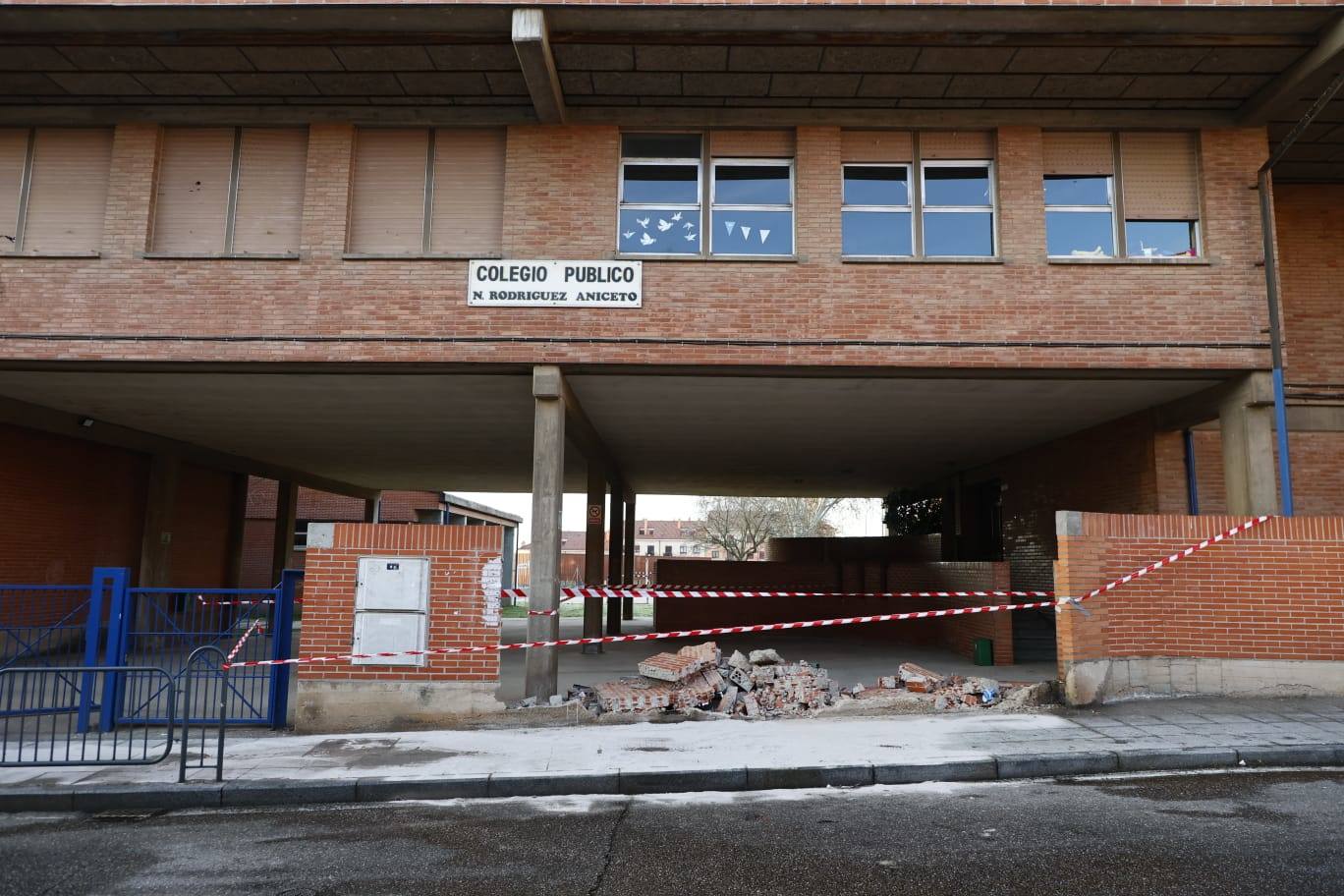 Así ha quedado el muro destrozado después de que el conductor de un coche se estampase contra él en Pizarrales