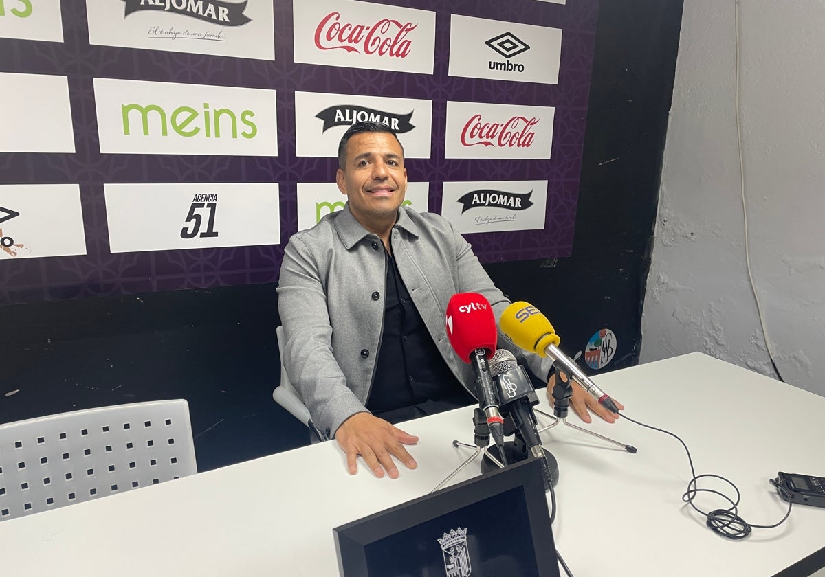 Rafa Dueñas, antes de comenzar la rueda de prensa.