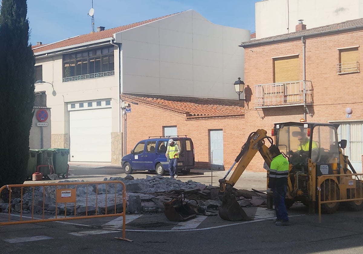 Primeros trabajos en la Plaza Mayor de Castellanos de Moriscos.