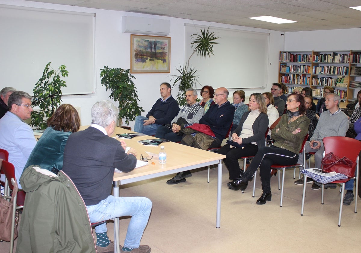 Encuentro literario en la biblioteca de Cabrerizos.