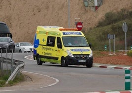 Una ambulancia circula por una carretera de la provincia.