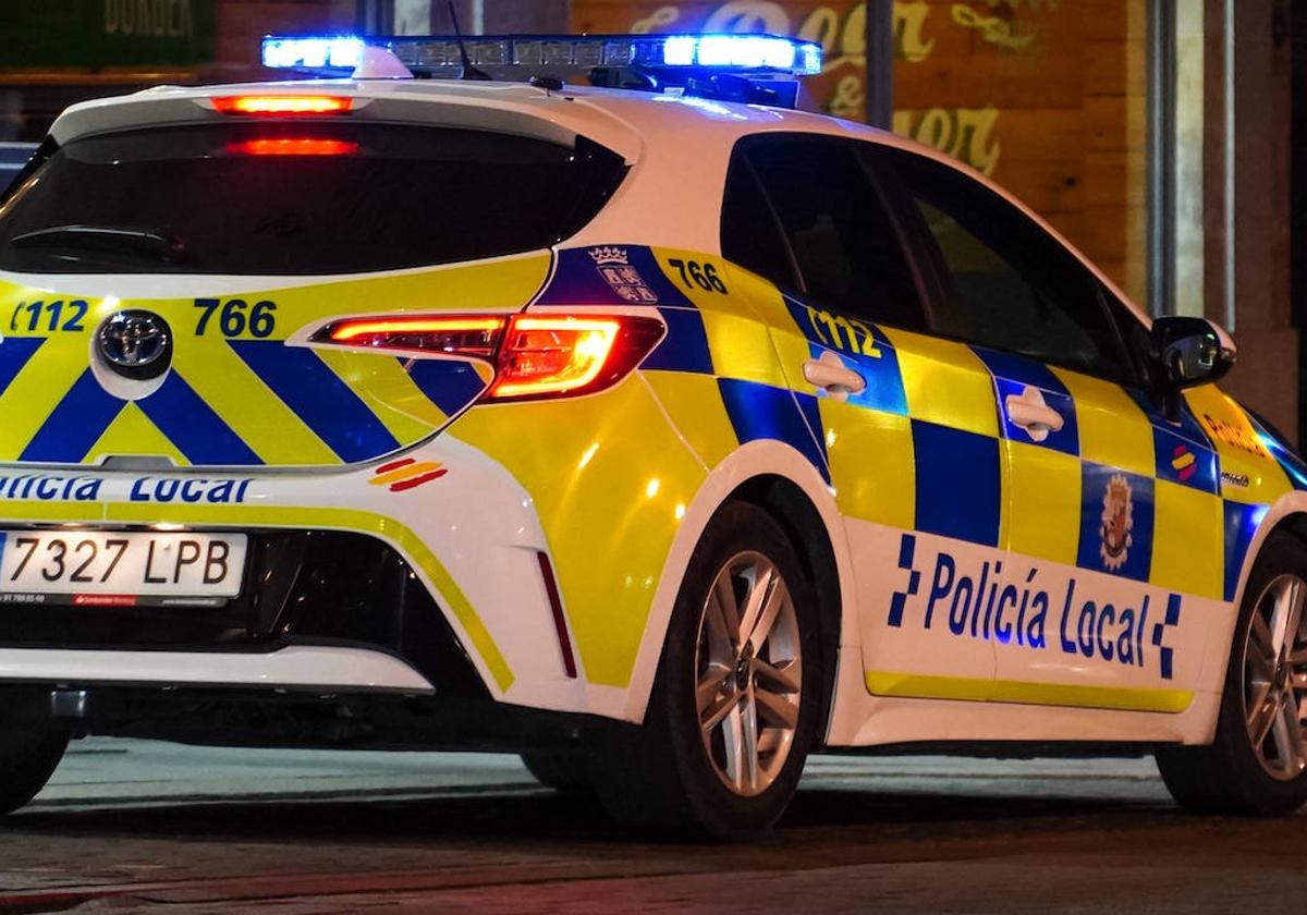 Un vehículo de la Policía Local en las calles de Salamanca.