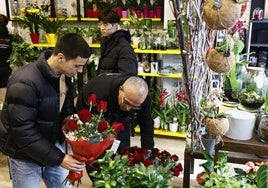 Un salmantino compra un ramo de rosas.