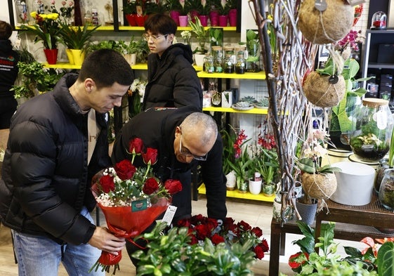 Un salmantino compra un ramo de rosas.