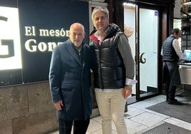 Tebas a la puerta del restaurante junto a Gonzalo Sendín.