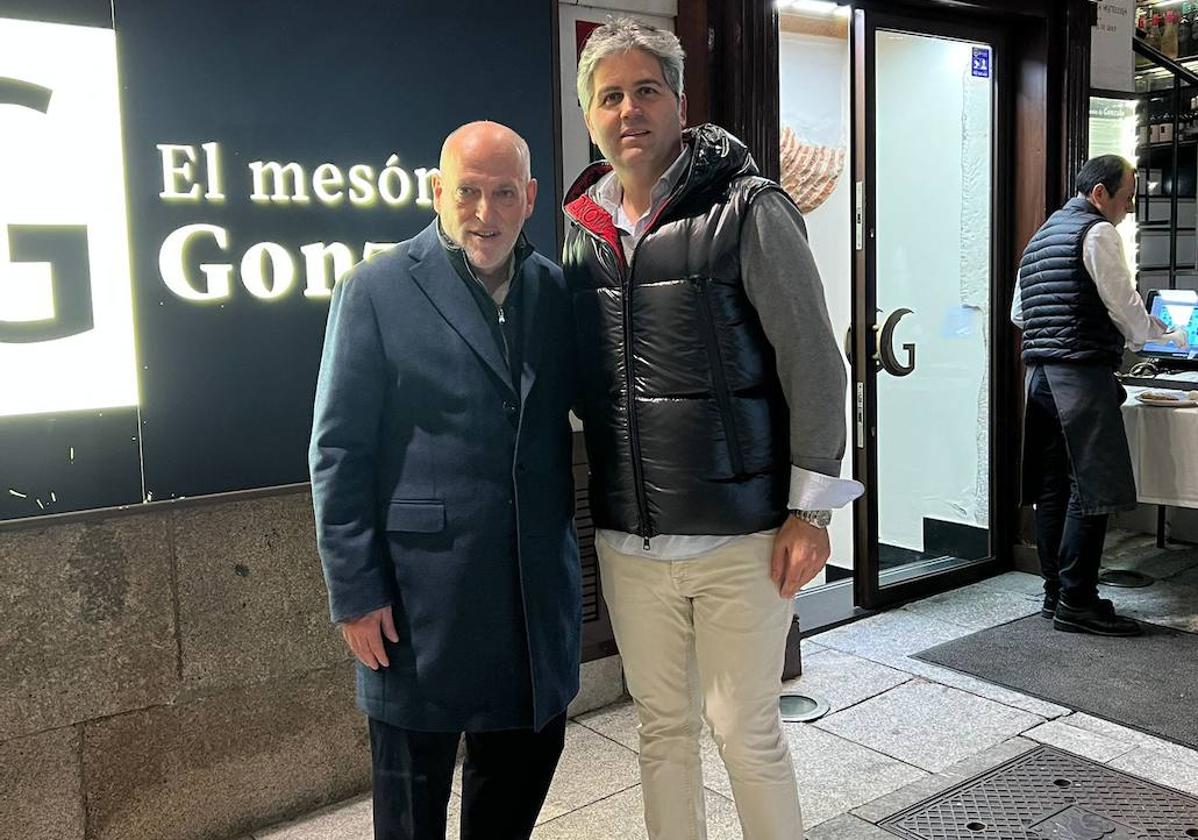 Tebas a la puerta del restaurante junto a Gonzalo Sendín.