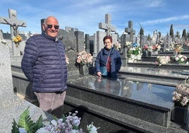 Teresa y Santos en su visita al cementerio.