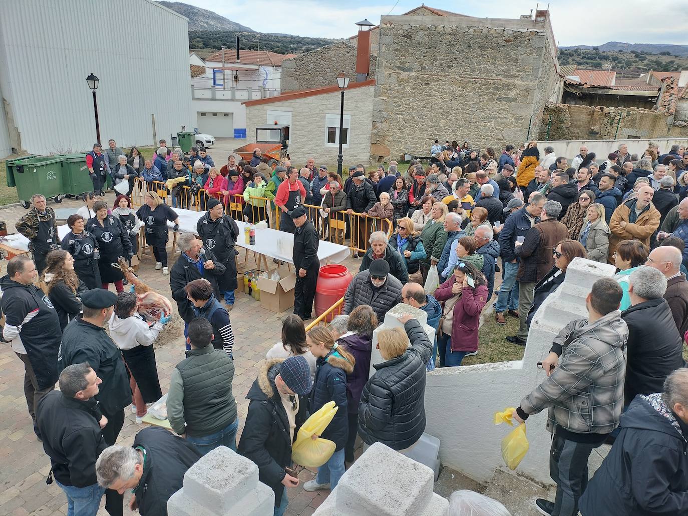 Santibáñez de Béjar disfruta de una multitudinaria fiesta de la matanza