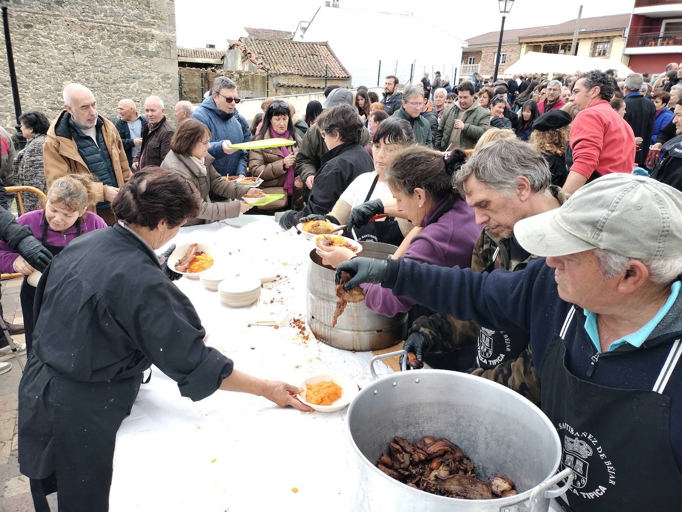 Santibáñez de Béjar disfruta de una multitudinaria fiesta de la matanza