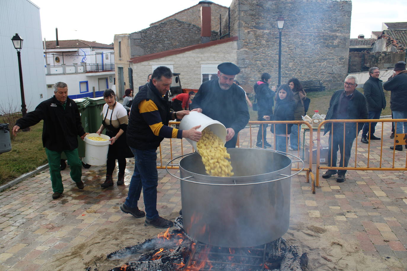 Santibáñez de Béjar disfruta de una multitudinaria fiesta de la matanza