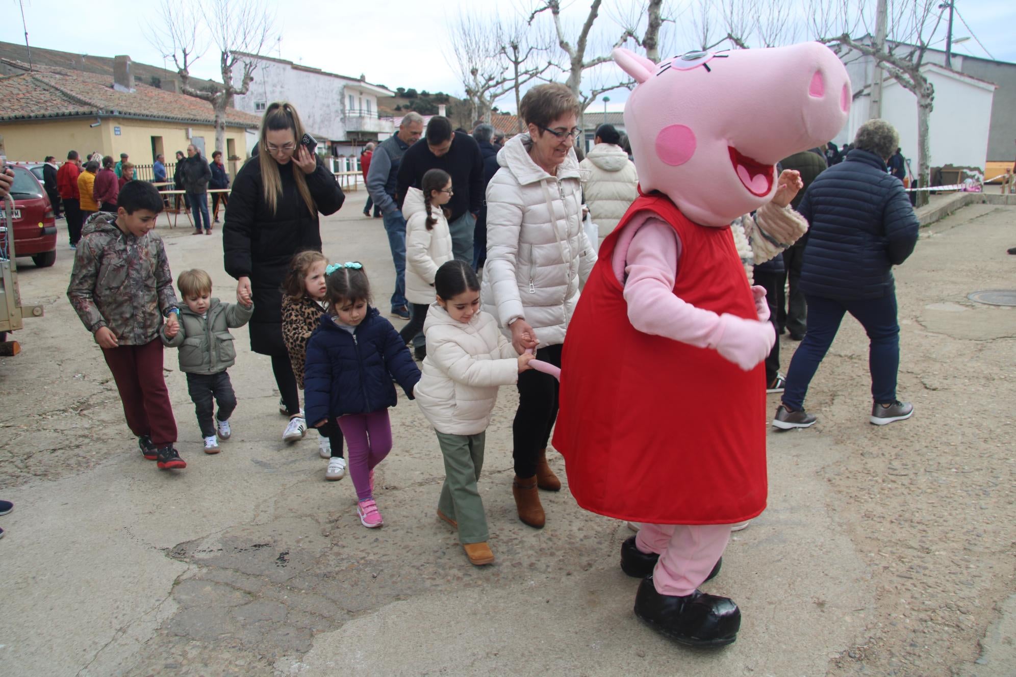 El público honra la fiesta de la matanza tradicional en Matilla de los Caños