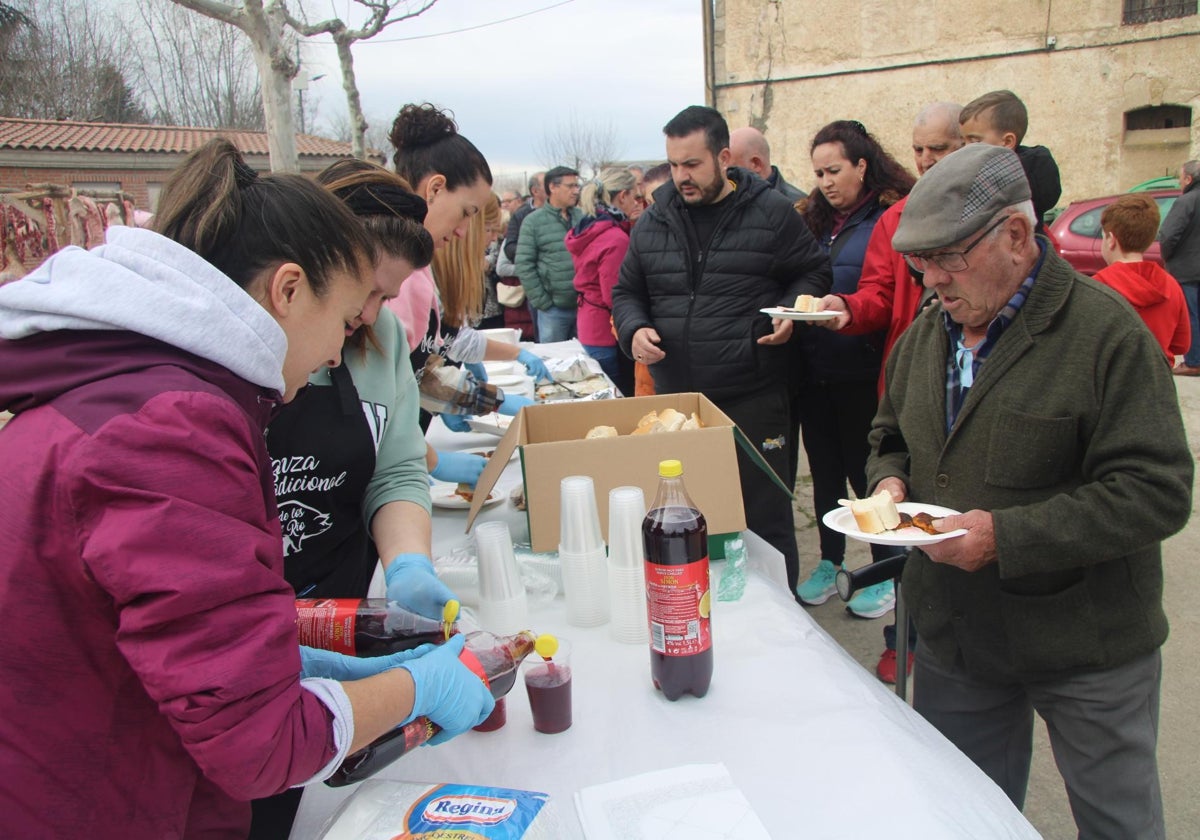 El público honra la fiesta de la matanza tradicional en Matilla de los Caños