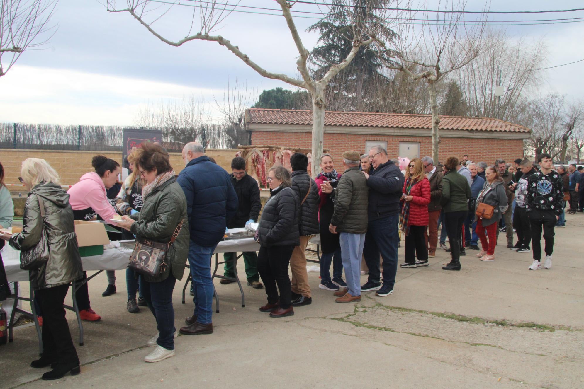 El público honra la fiesta de la matanza tradicional en Matilla de los Caños