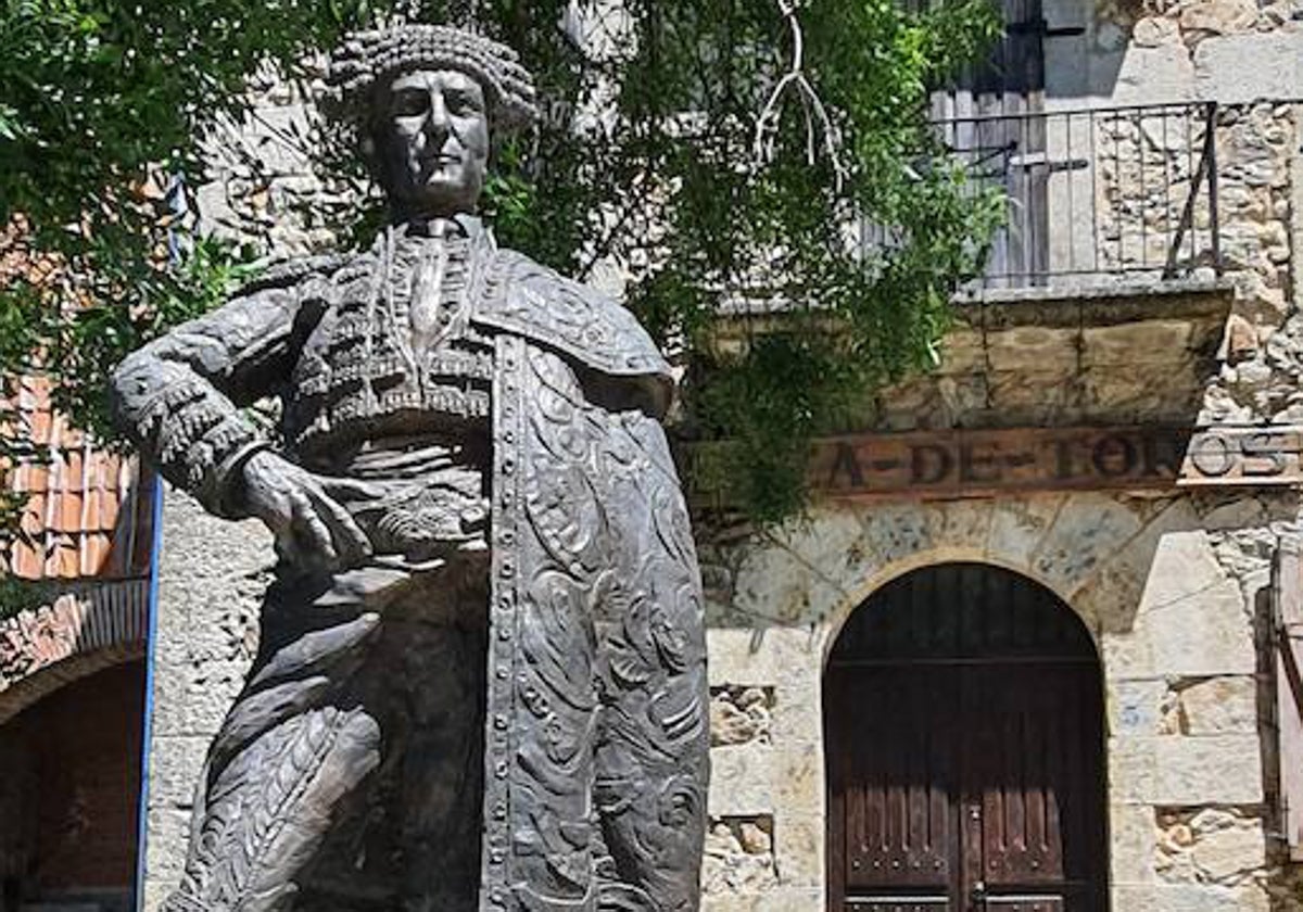 Monumento a El Salamanquino, en la plaza de toros de El Castañar de Béjar.