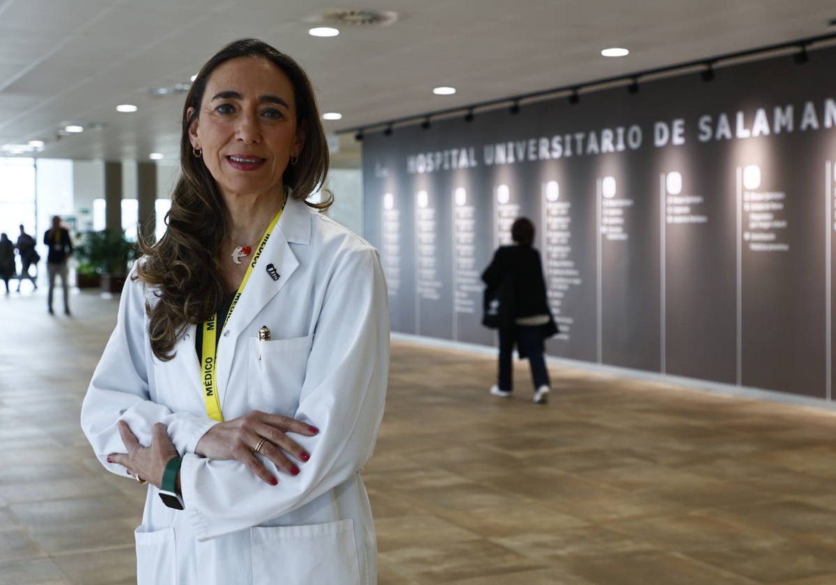 Carmen Rodríguez, en el hall de entrada del Hospital de Salamanca.