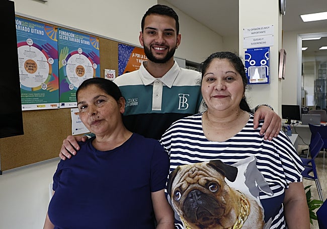 Luis Garrote junto a su madre, Ignacia Jiménez (derecha) y su tía, Carmen Jiménez (izquierda).