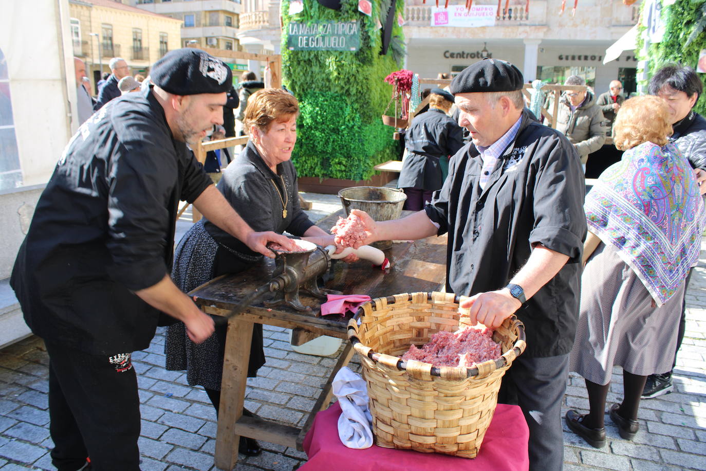 Guijuelo disfruta de una animada fiesta del mondongo