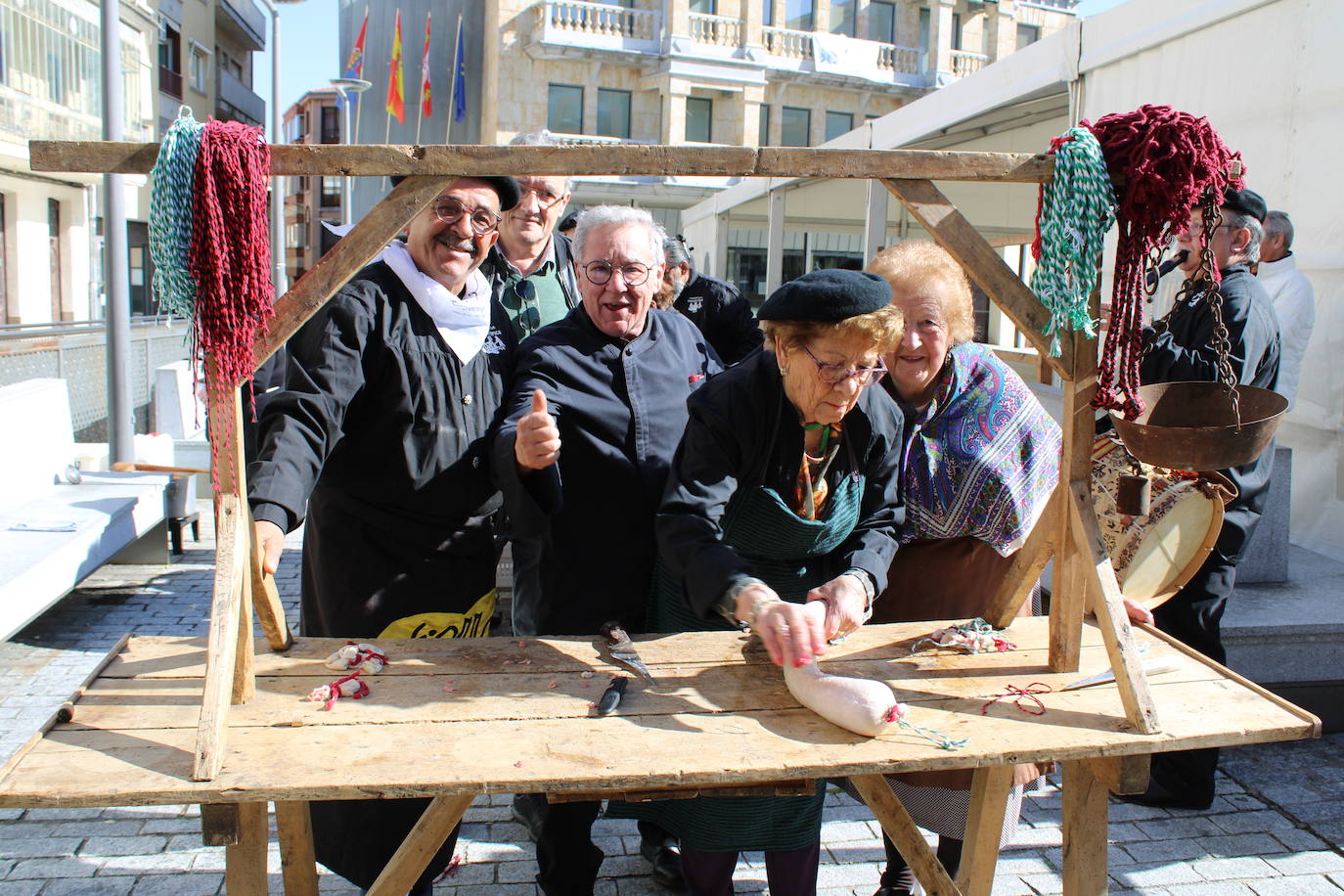 Guijuelo disfruta de una animada fiesta del mondongo