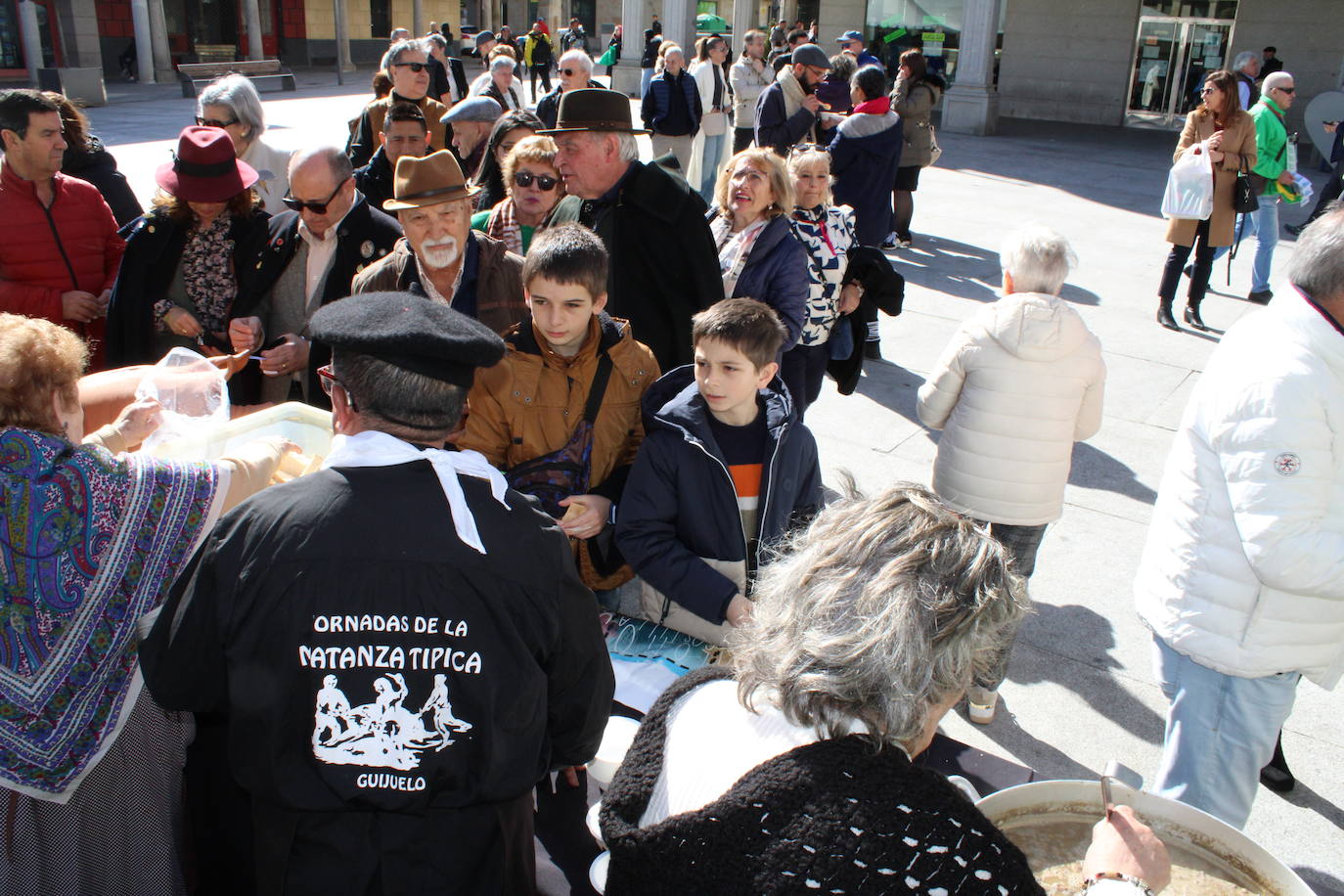 Guijuelo disfruta de una animada fiesta del mondongo