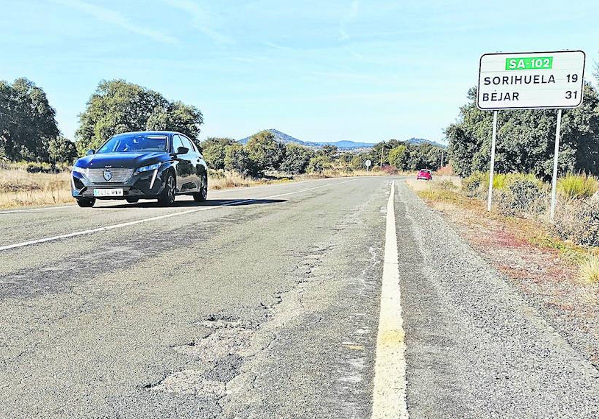 Estado de la carretera SA-102 de Béjar a Piedrahita en el entorno del acceso a la localidad de Navamorales. |