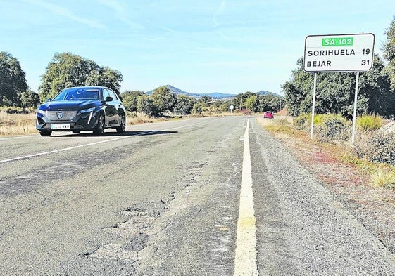 Estado de la carretera SA-102 de Béjar a Piedrahita en el entorno del acceso a la localidad de Navamorales. |