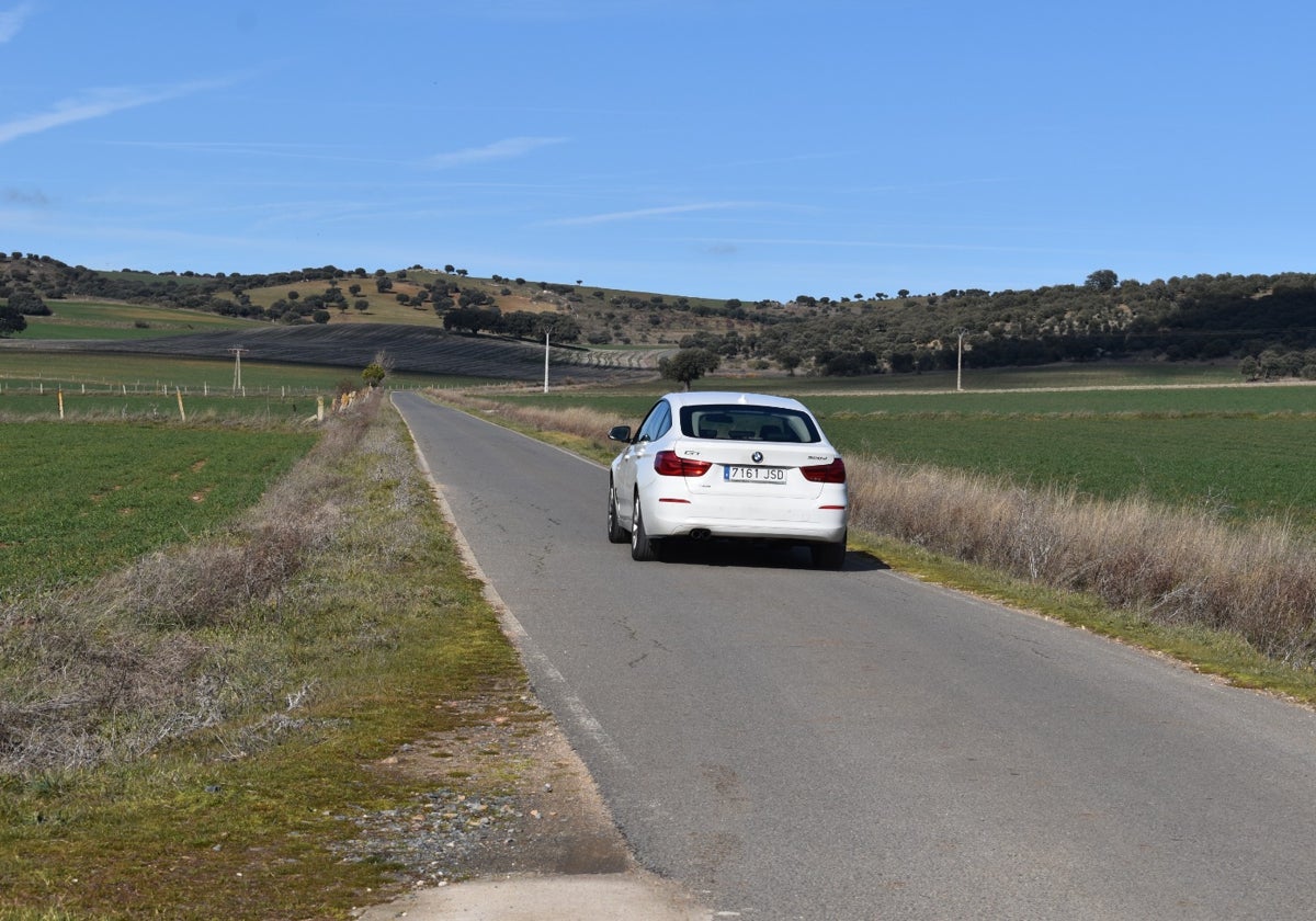 Un coche en el enlace de la carretera entre Sieteiglesias y Buenavista.