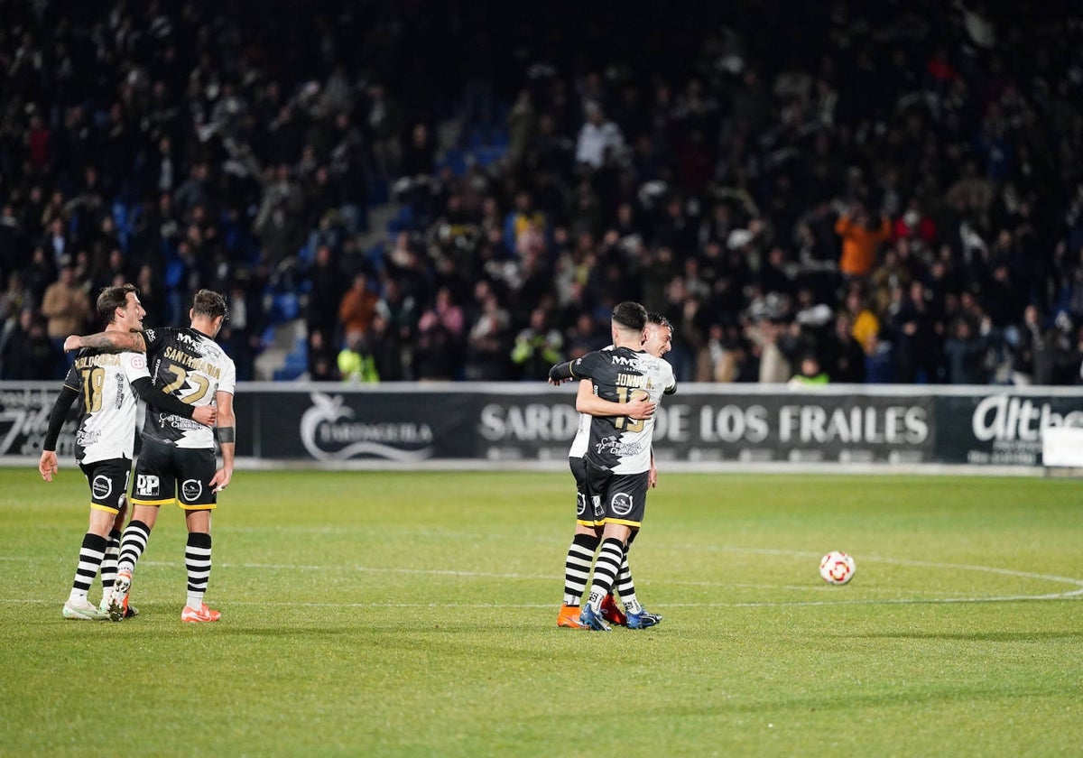 Los jugadores de Unionistas festejan su triunfo de este viernes frente al Ourense CF.