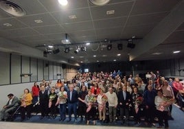 Las parejas homenajeadas en la gala "Cincuenta años juntos" en Santa Marta de Tormes