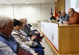 Francisco Villoria (con chaleco azul), guardia civil víctima de ETA en 1980.