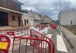 Vallas para acotar la zona de obras de renovación de redes en el barrio de Chamberí.