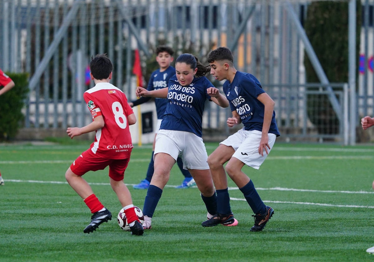 Instante del encuentro infantil entre el Navega B y el Villamayor B.