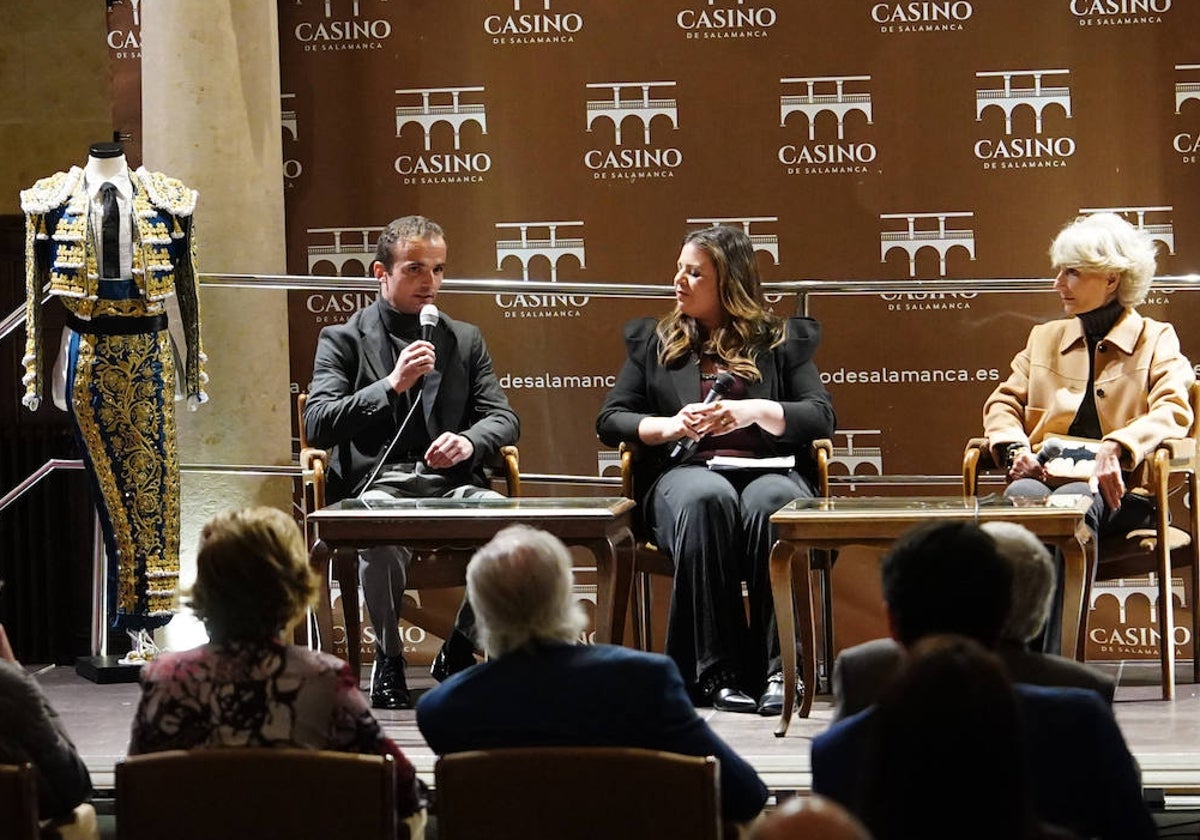 Damián Castaño, Paula Zorita e Isabel Lipperheide, en el Casino