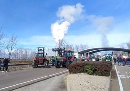 Agricultores en la planta de biocarburante.