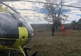 Personal sanitario del helicóptero en Casillas de Flores para atender a la víctima.