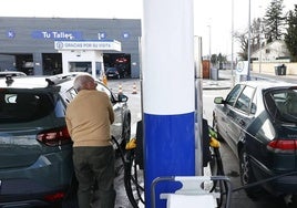 Usuarios repostan en una gasolinera de Salamanca.